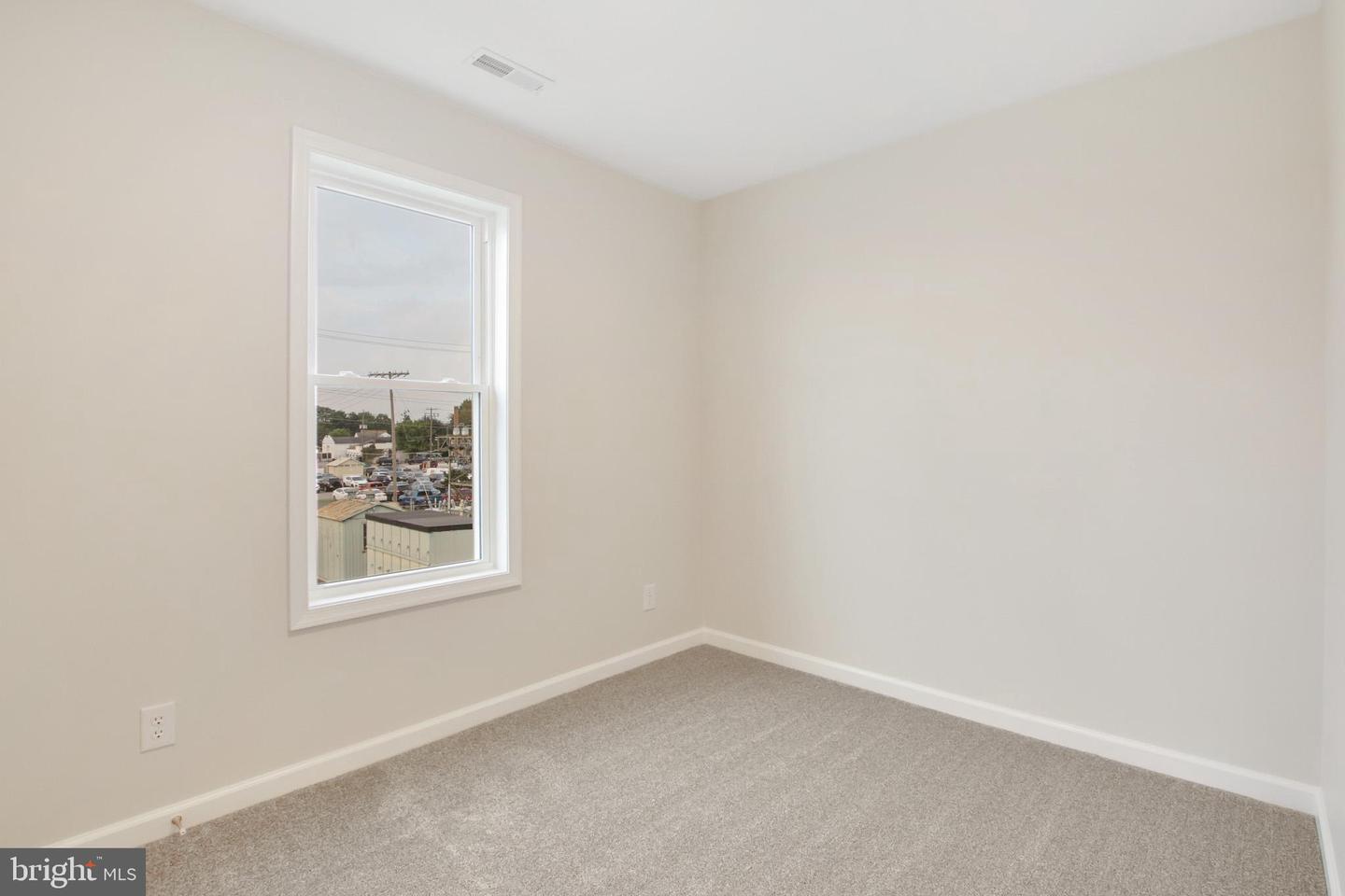 522-524 E Walnut St Property Photo 18