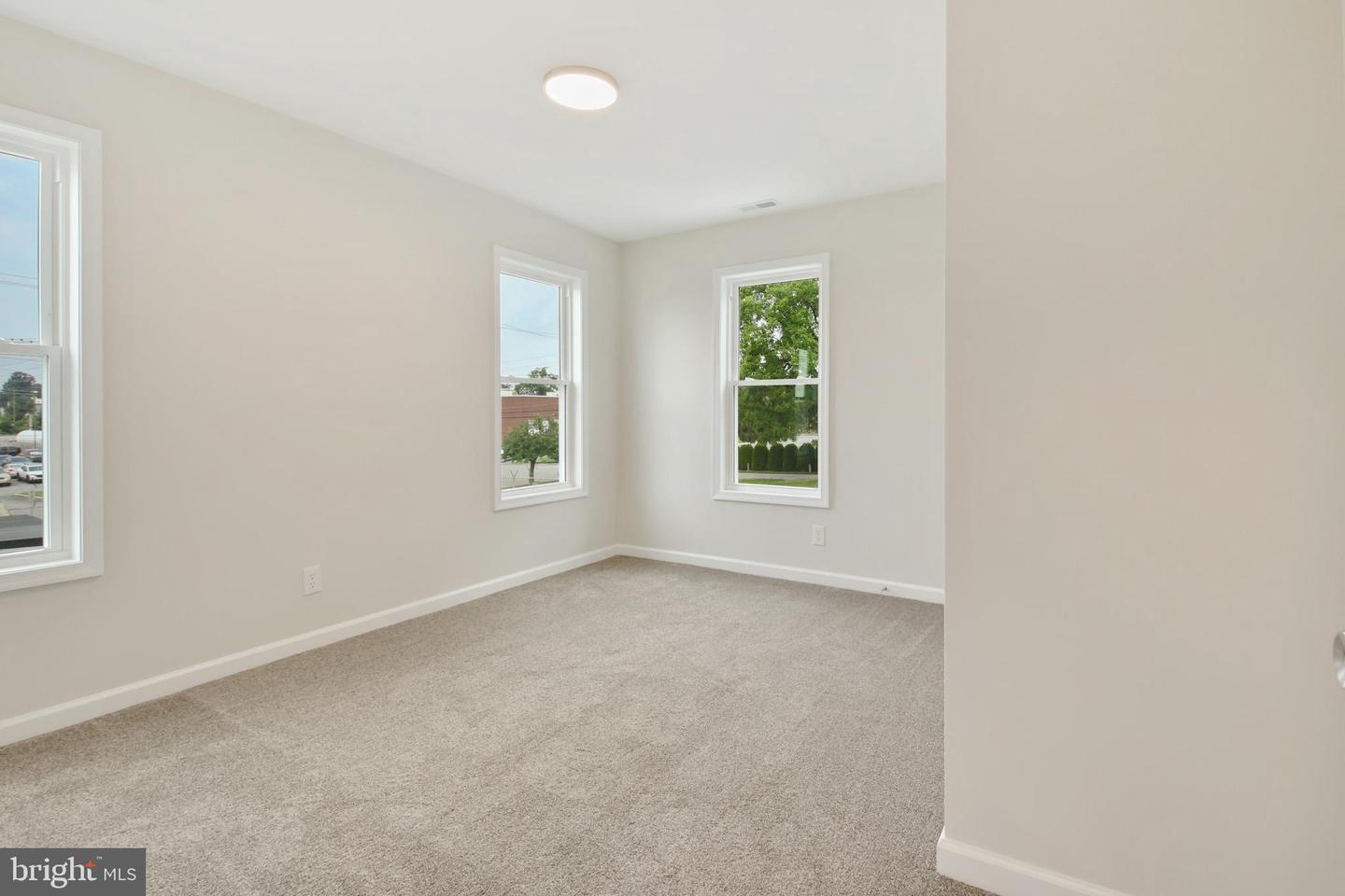 522-524 E Walnut St Property Photo 21