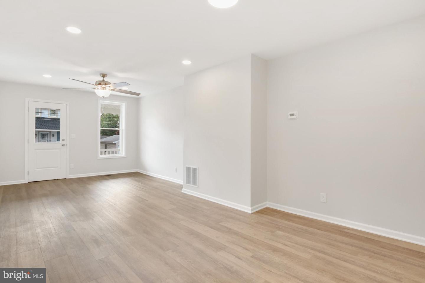 522-524 E Walnut St Property Photo 29