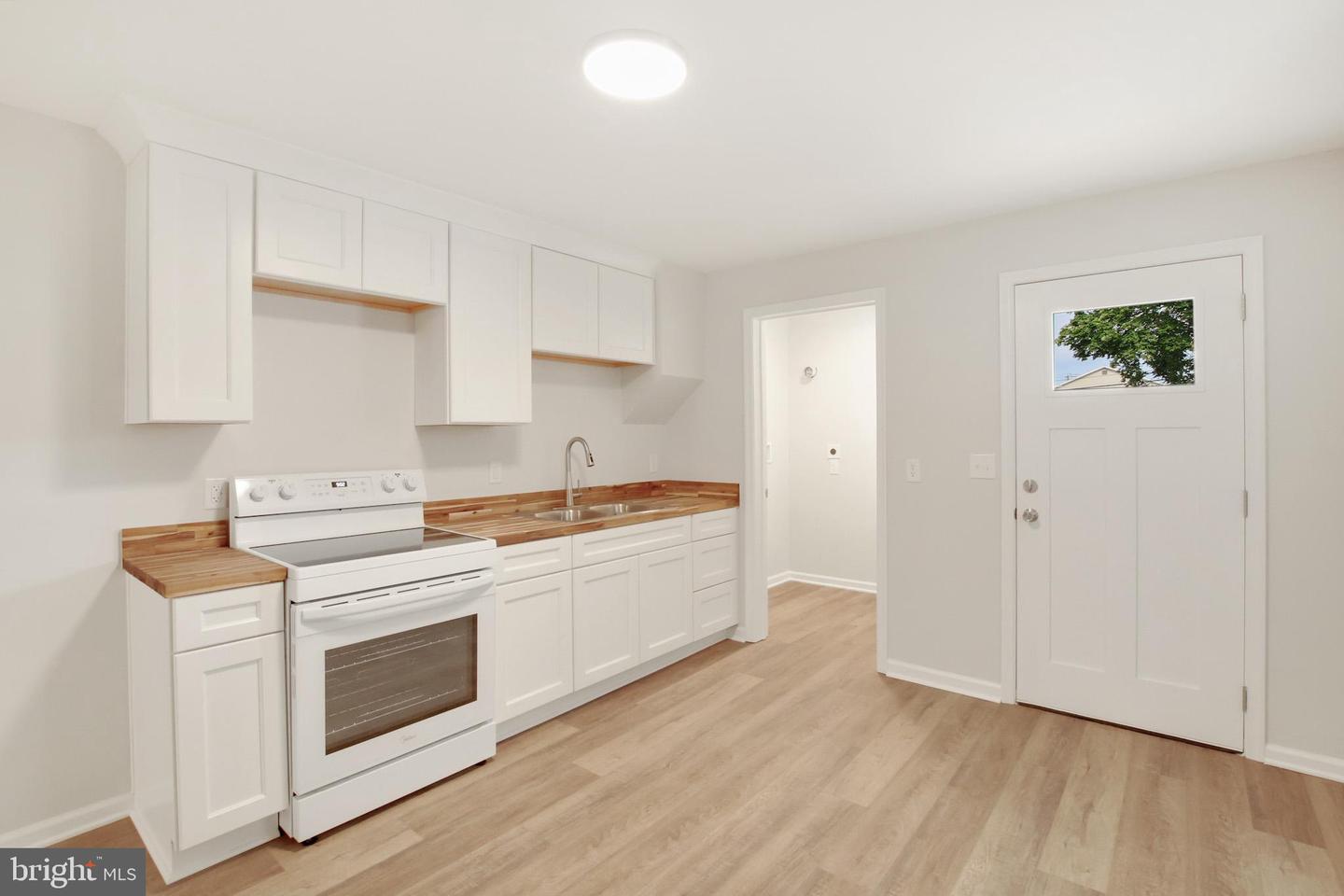 522-524 E Walnut St Property Photo 31