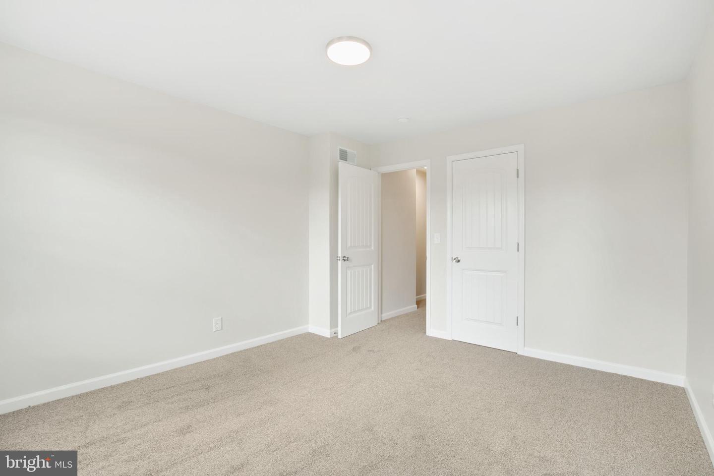 522-524 E Walnut St Property Photo 40