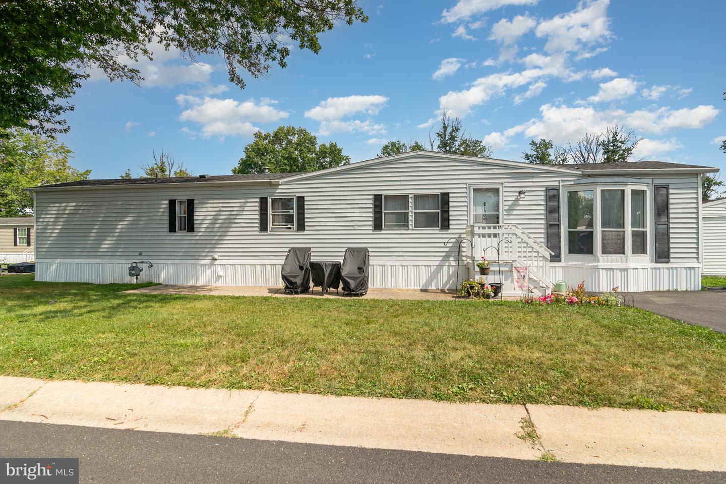 130 Seneca Ave Property Photo 1