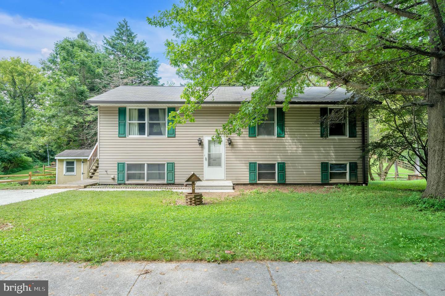 265 Breezewood Dr Property Photo 1