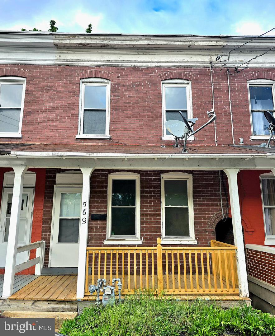569 Smith St Property Photo 1