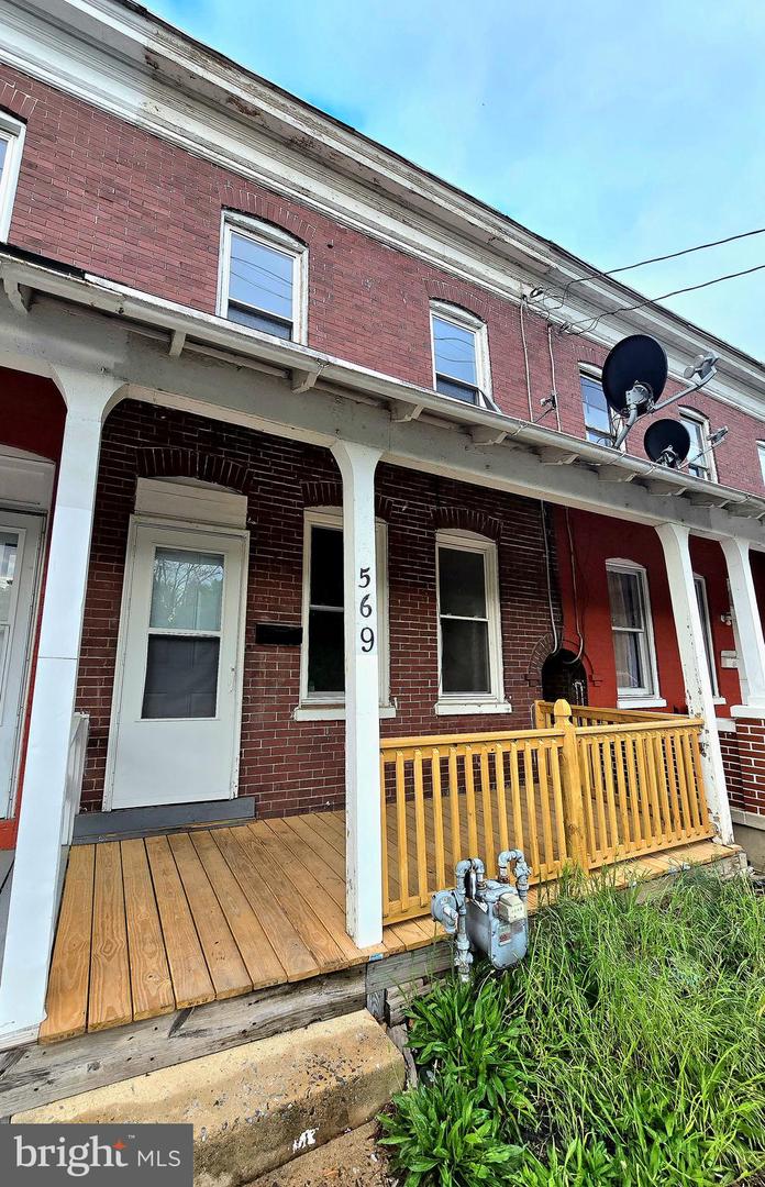569 Smith St Property Photo 2