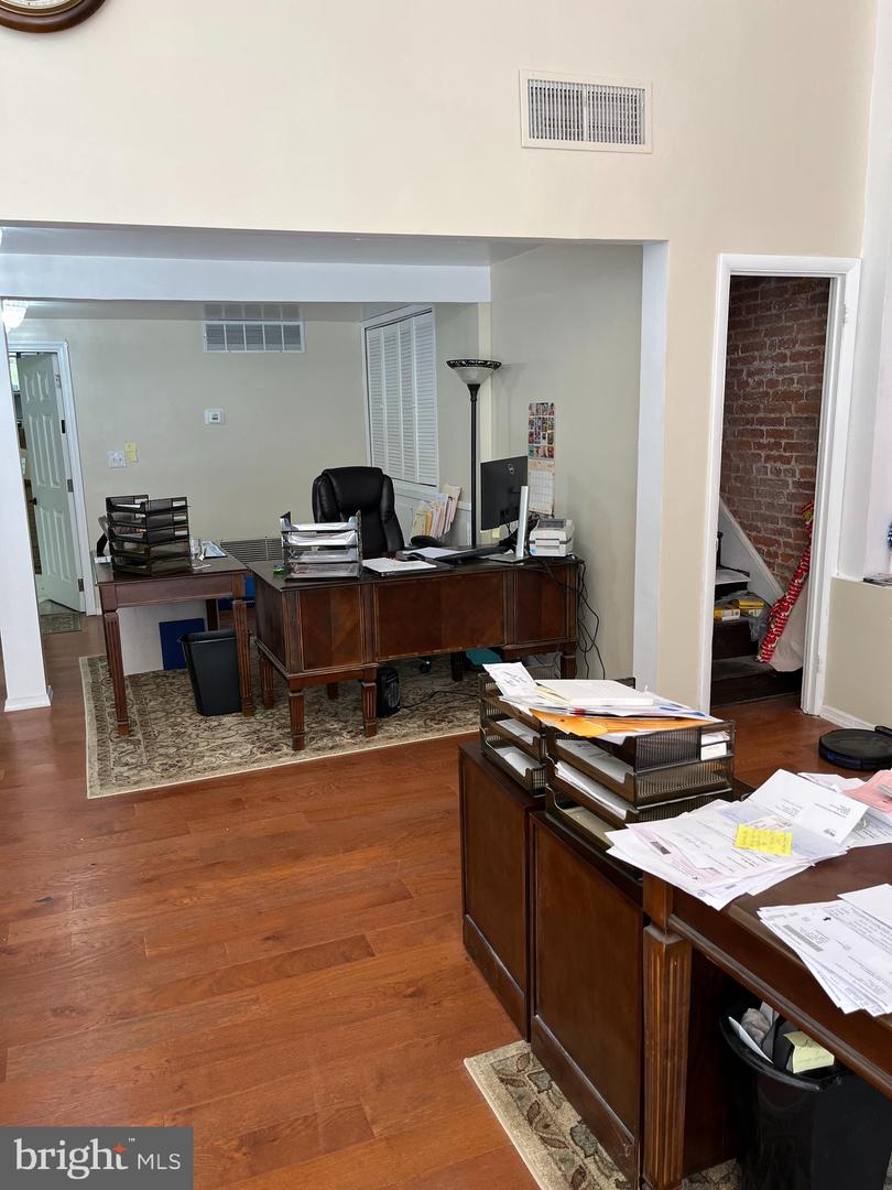 325 E Market St Property Photo 4