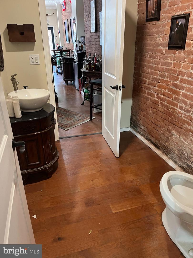 325 E Market St Property Photo 5