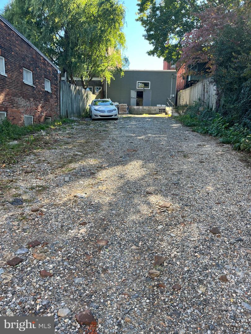 325 E Market St Property Photo 12