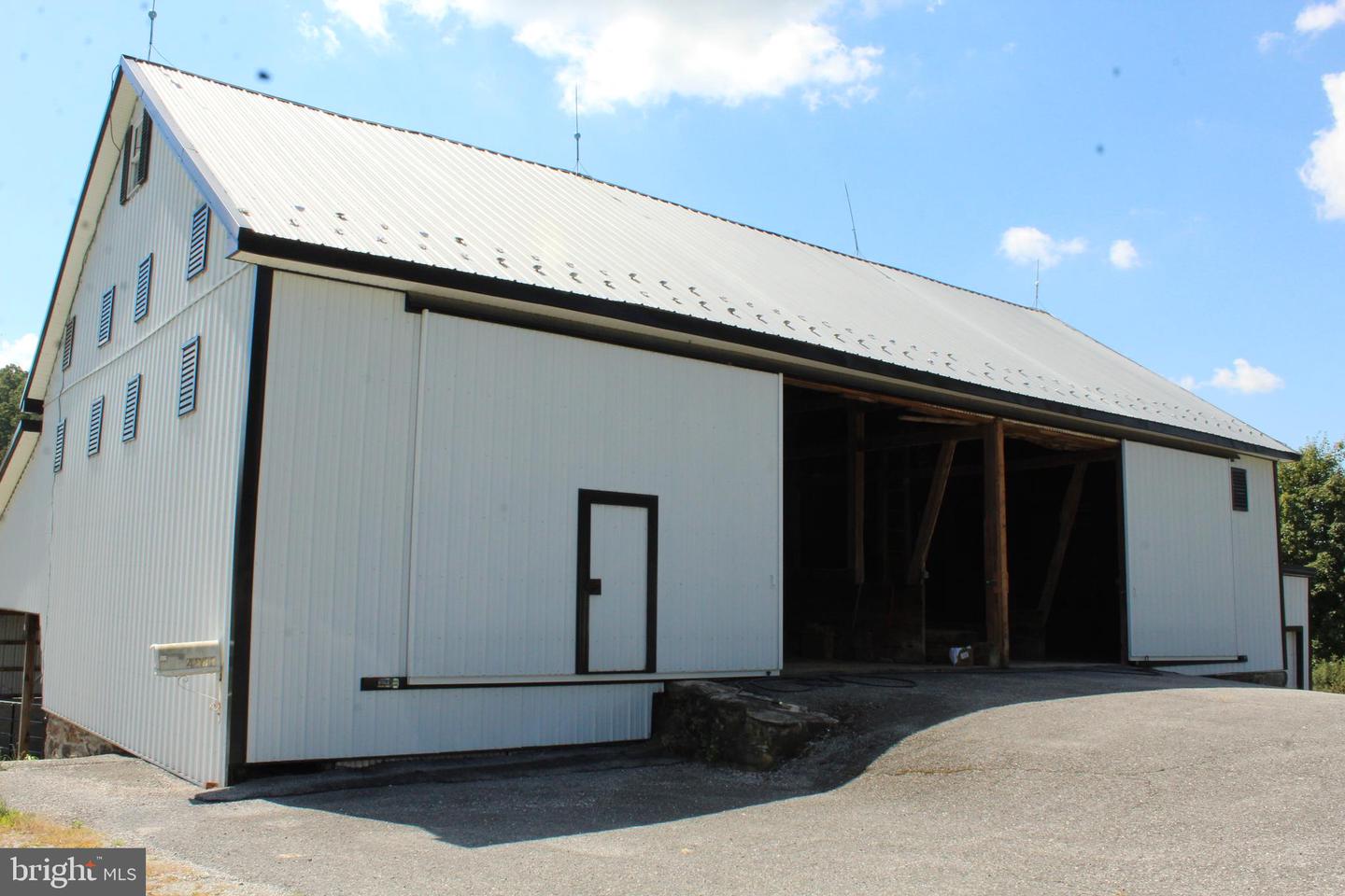 4882 Wolfgang Rd #barn & Garage Property Photo 1