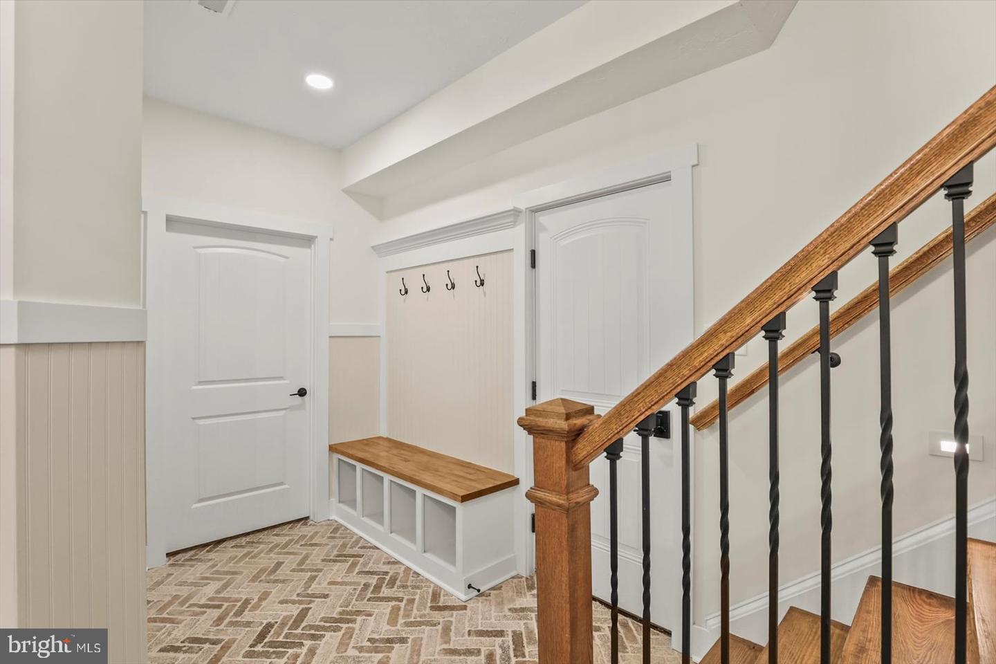 4340 Lee Rd Property Photo 6