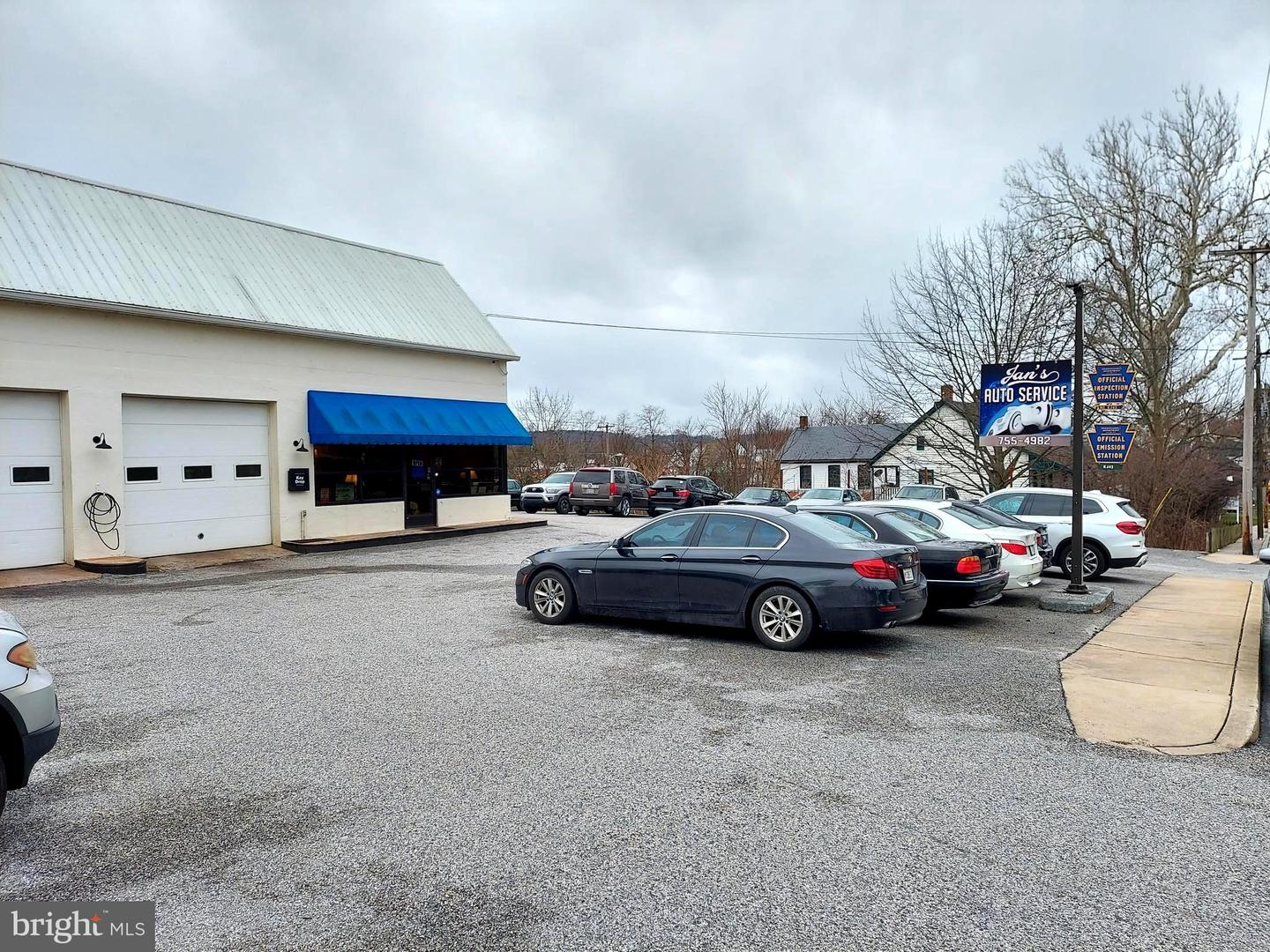 120 E Market Property Photo 3