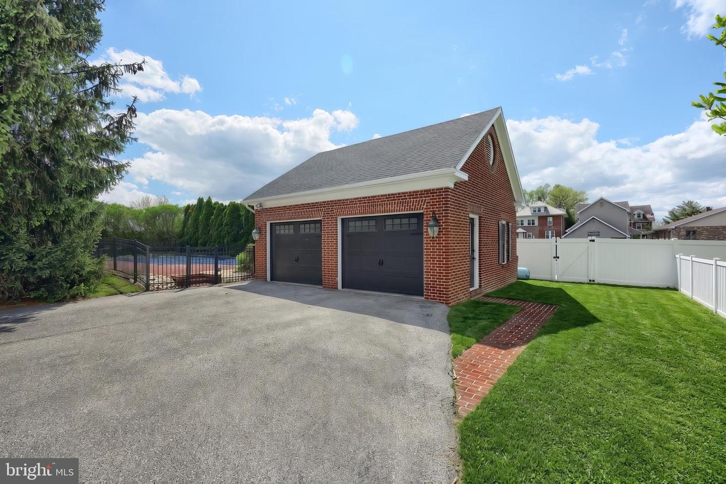 206 Eichelberger St Property Photo 9