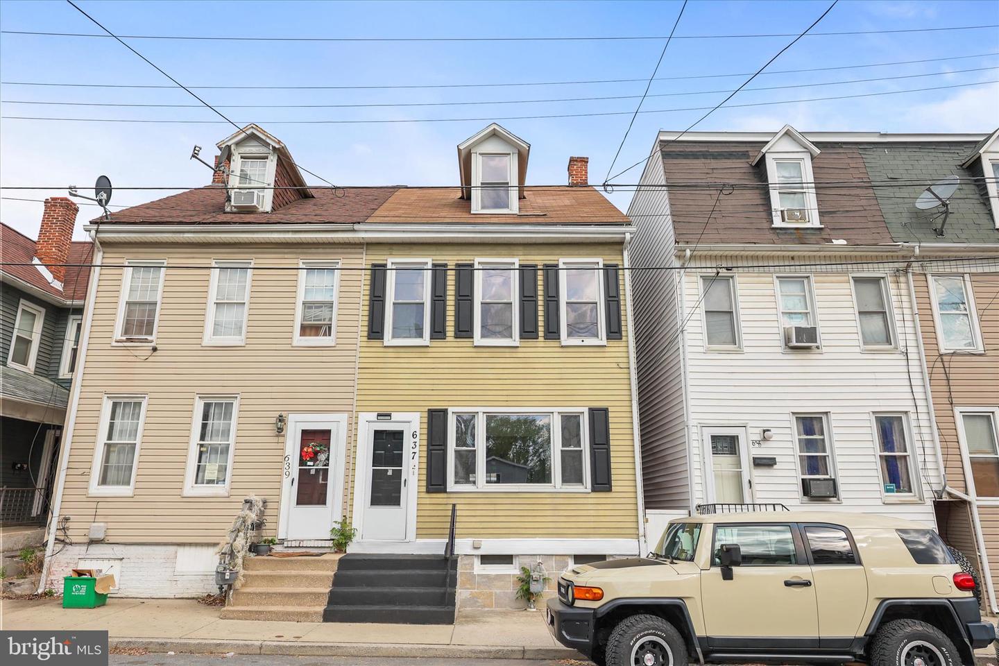 637 W College Ave Property Photo 1