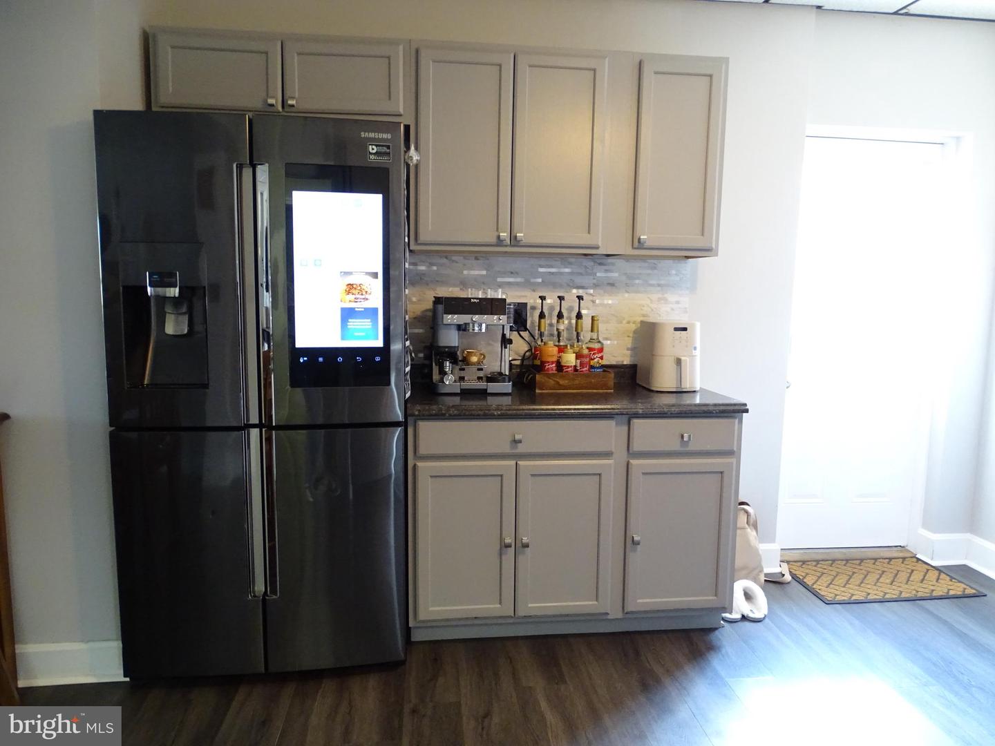206 3rd St Property Photo 5