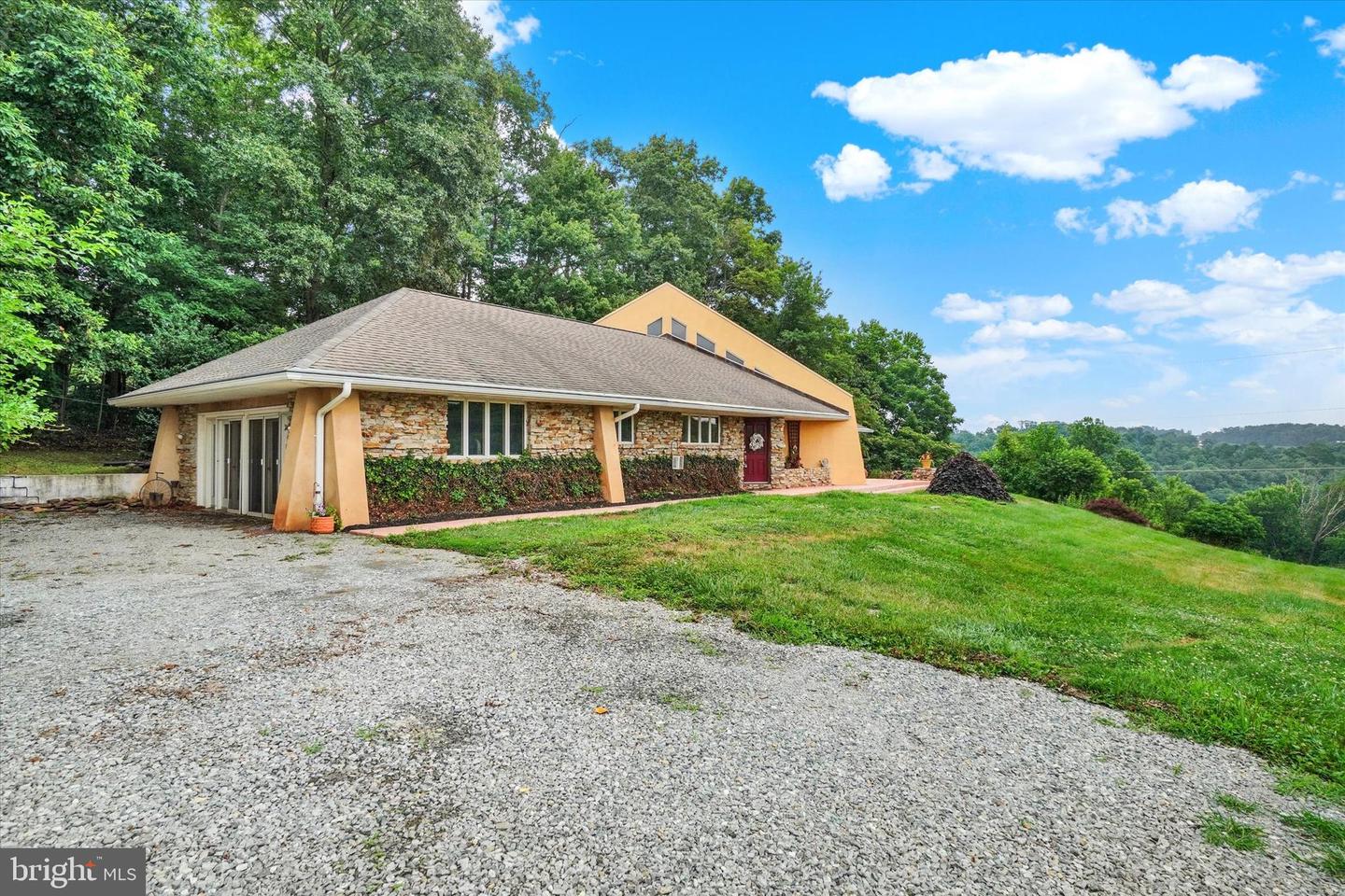 8272 Woodbine Rd Property Photo 3