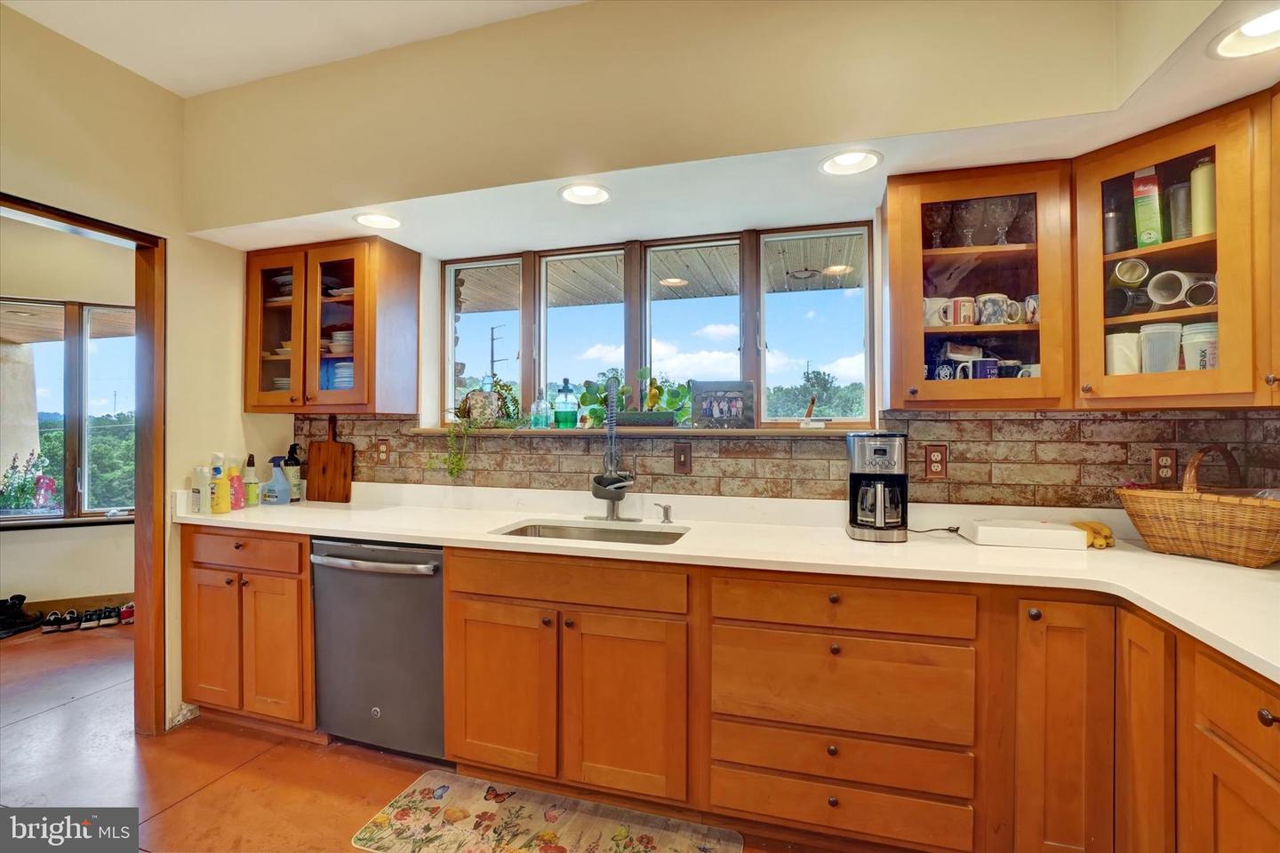 8272 Woodbine Rd Property Photo 8