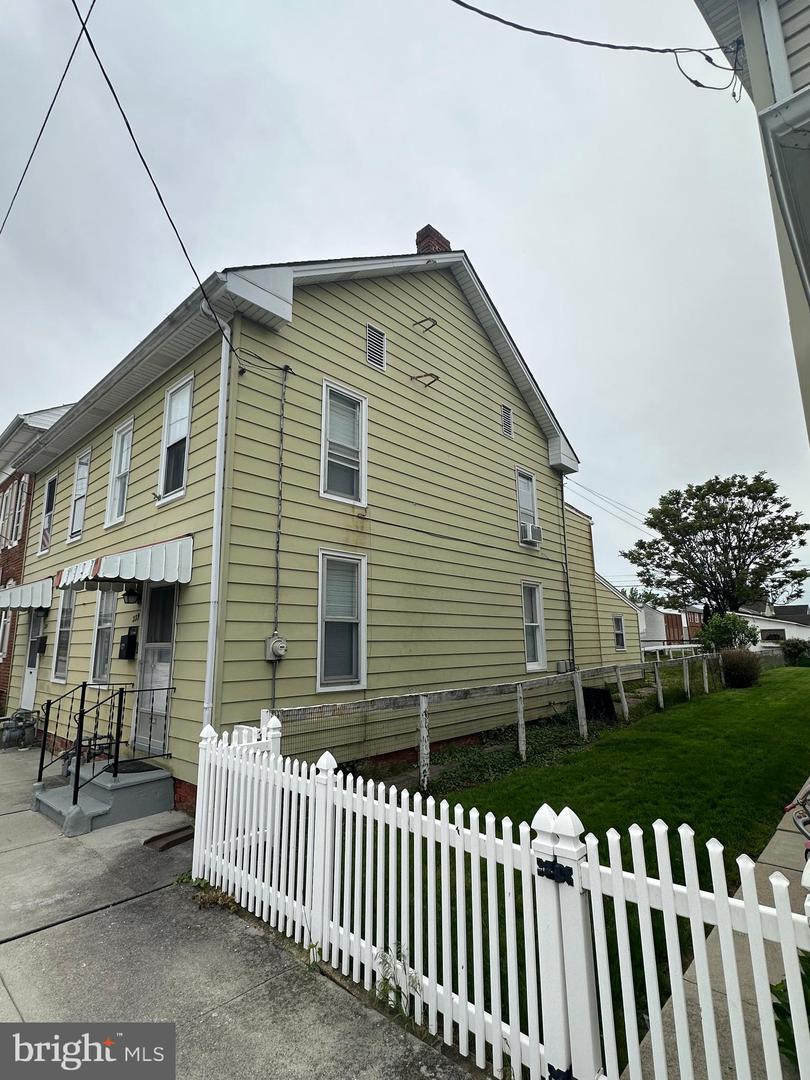 229 Locust St Property Photo 3