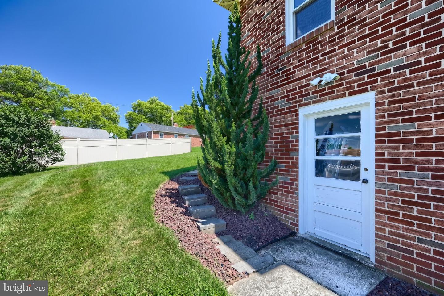 1215 Perry Ln Property Photo 17