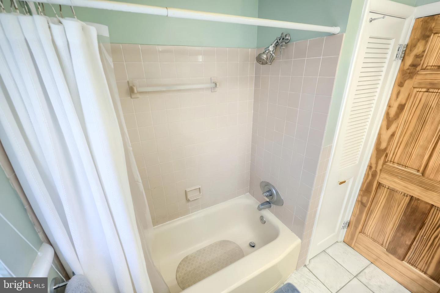 1215 Perry Ln Property Photo 23