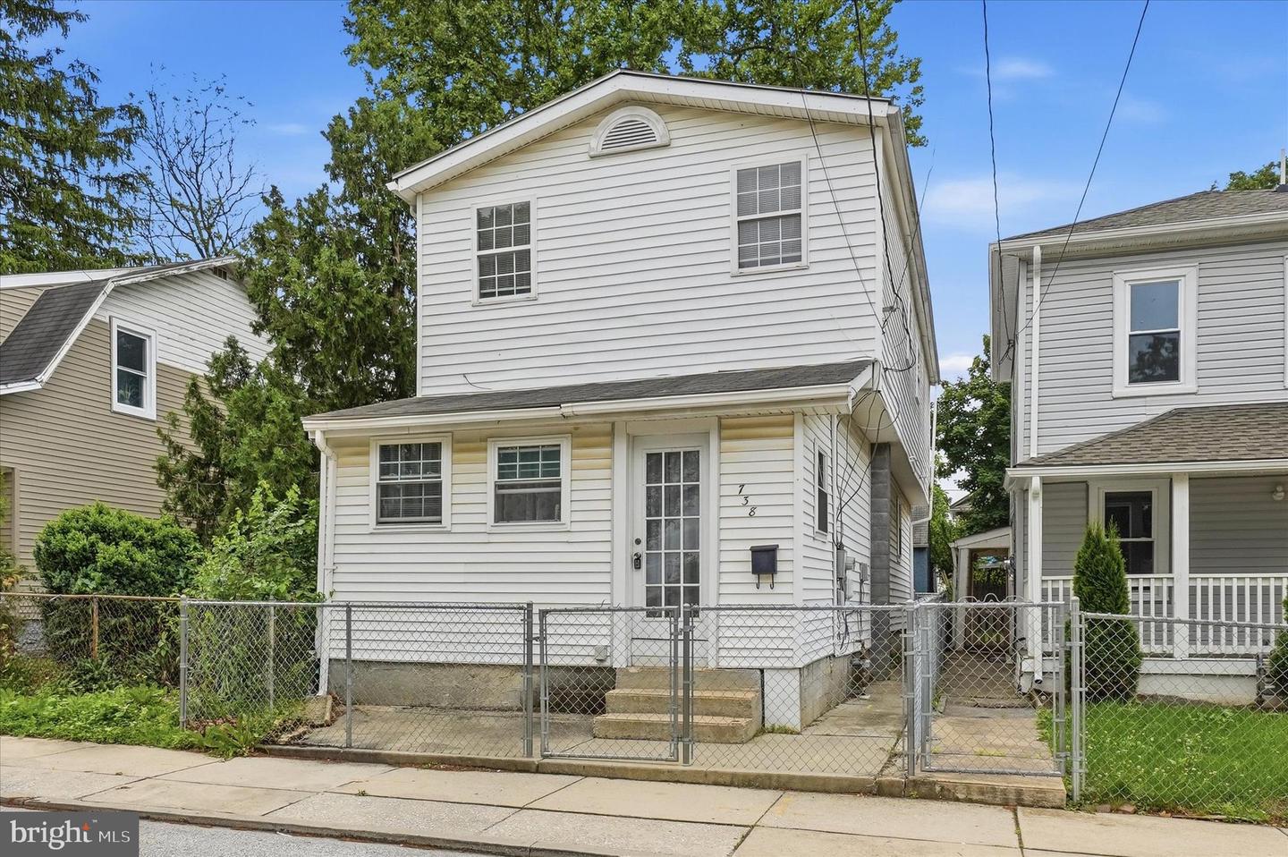 738 Edison St Property Photo 1