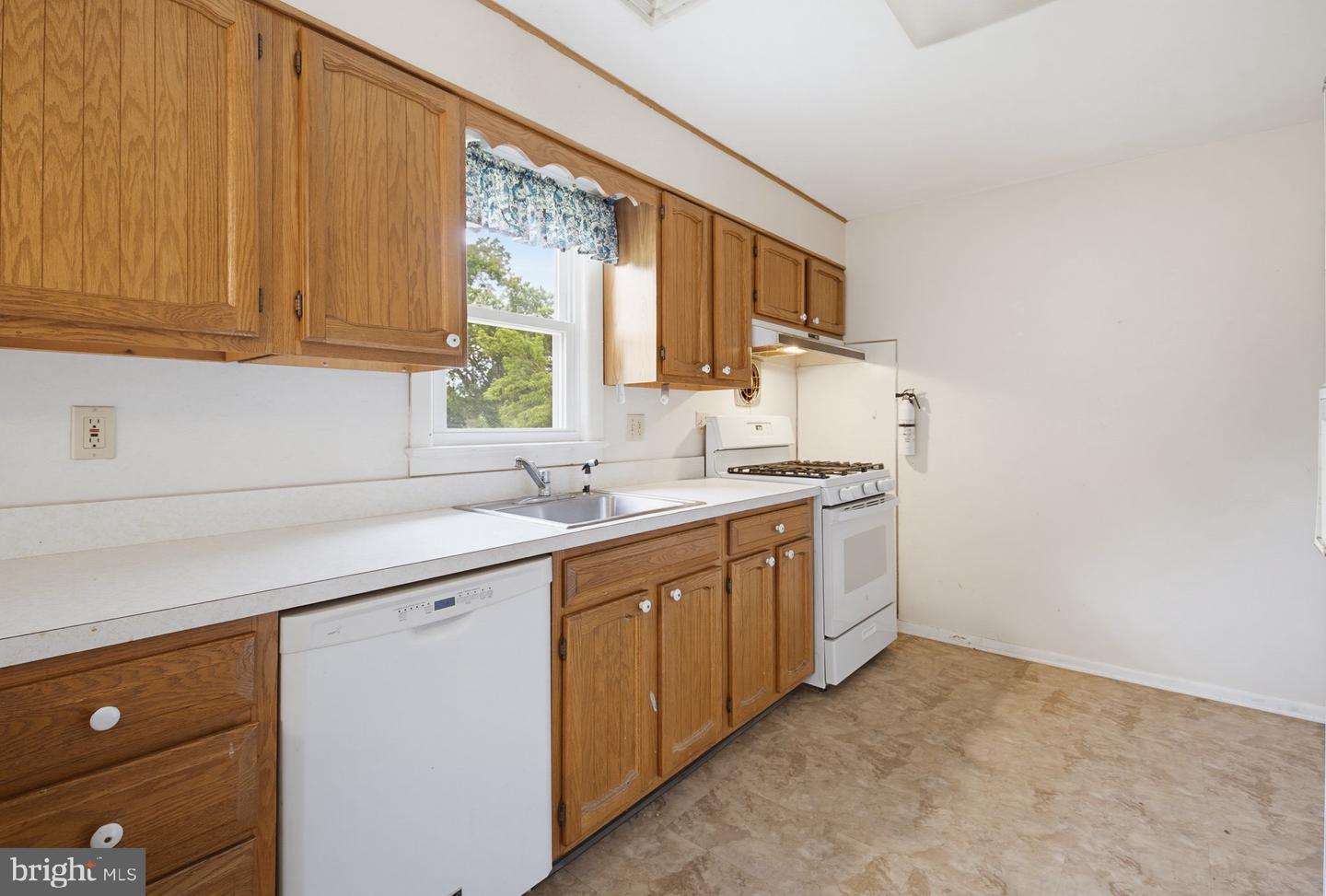 144 Bond St Property Photo 13