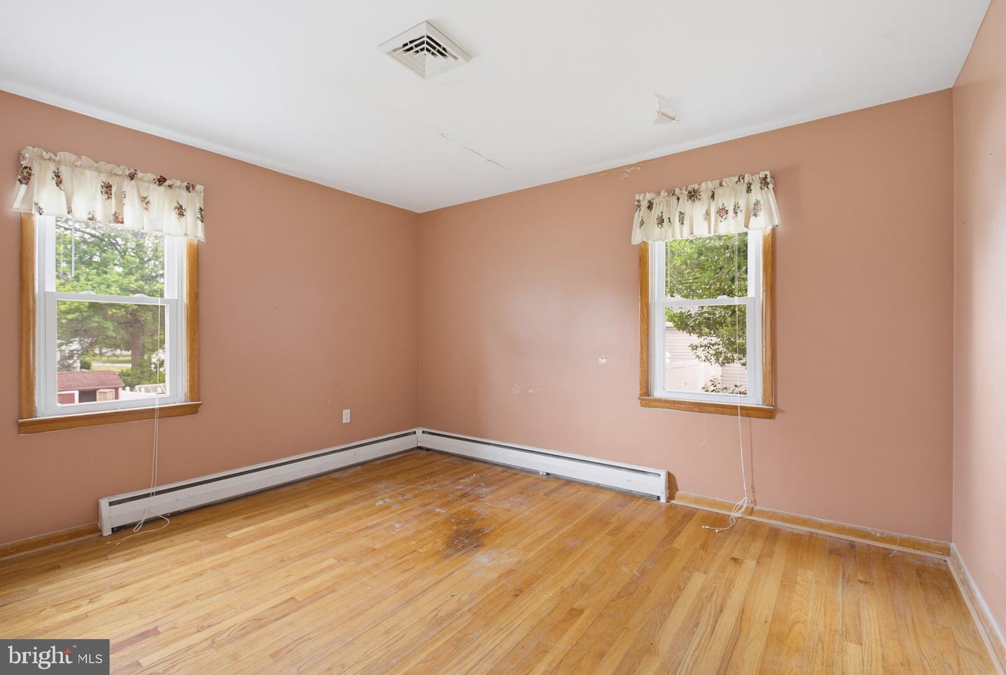 144 Bond St Property Photo 24