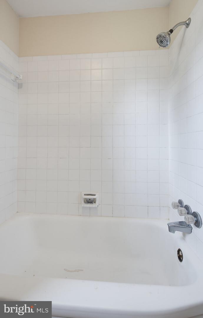 144 Bond St Property Photo 27