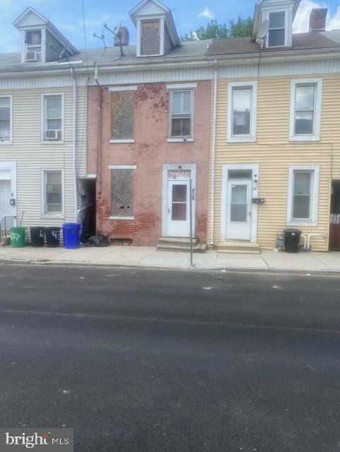 439 E Walnut St Property Photo 1
