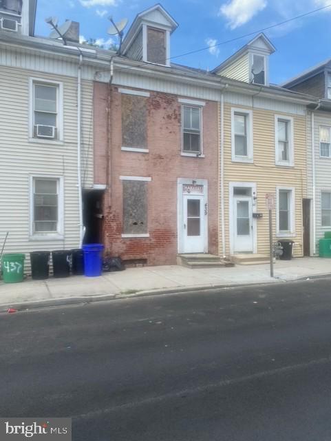 439 E Walnut St Property Photo 2