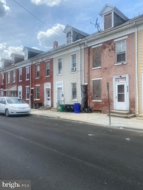 439 E Walnut St Property Photo 3