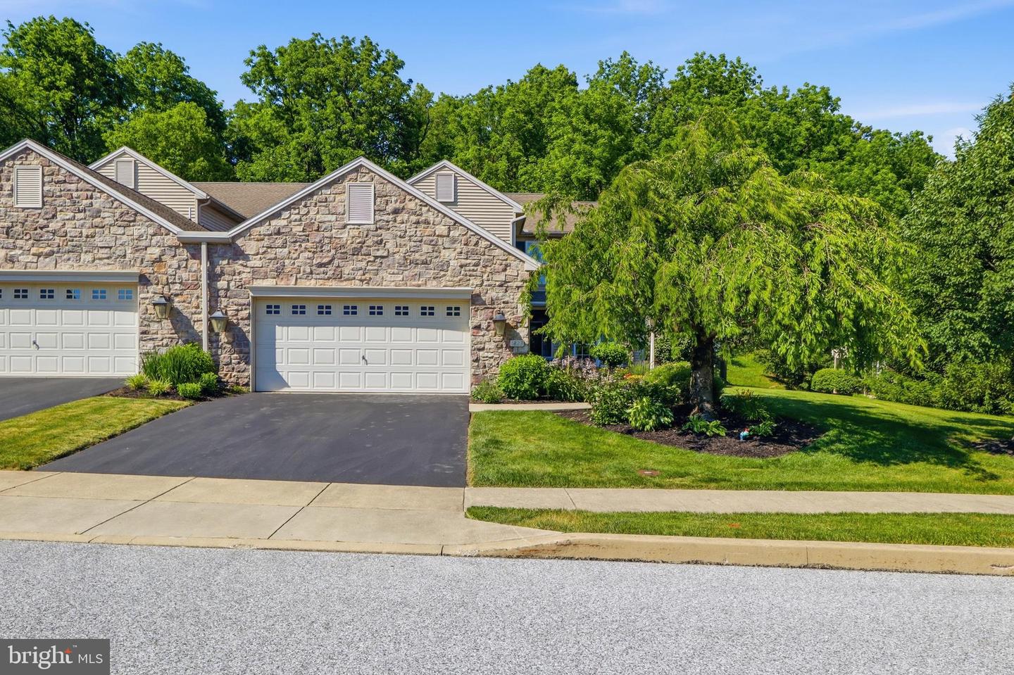 1823 Stone Hill Dr Property Photo 3