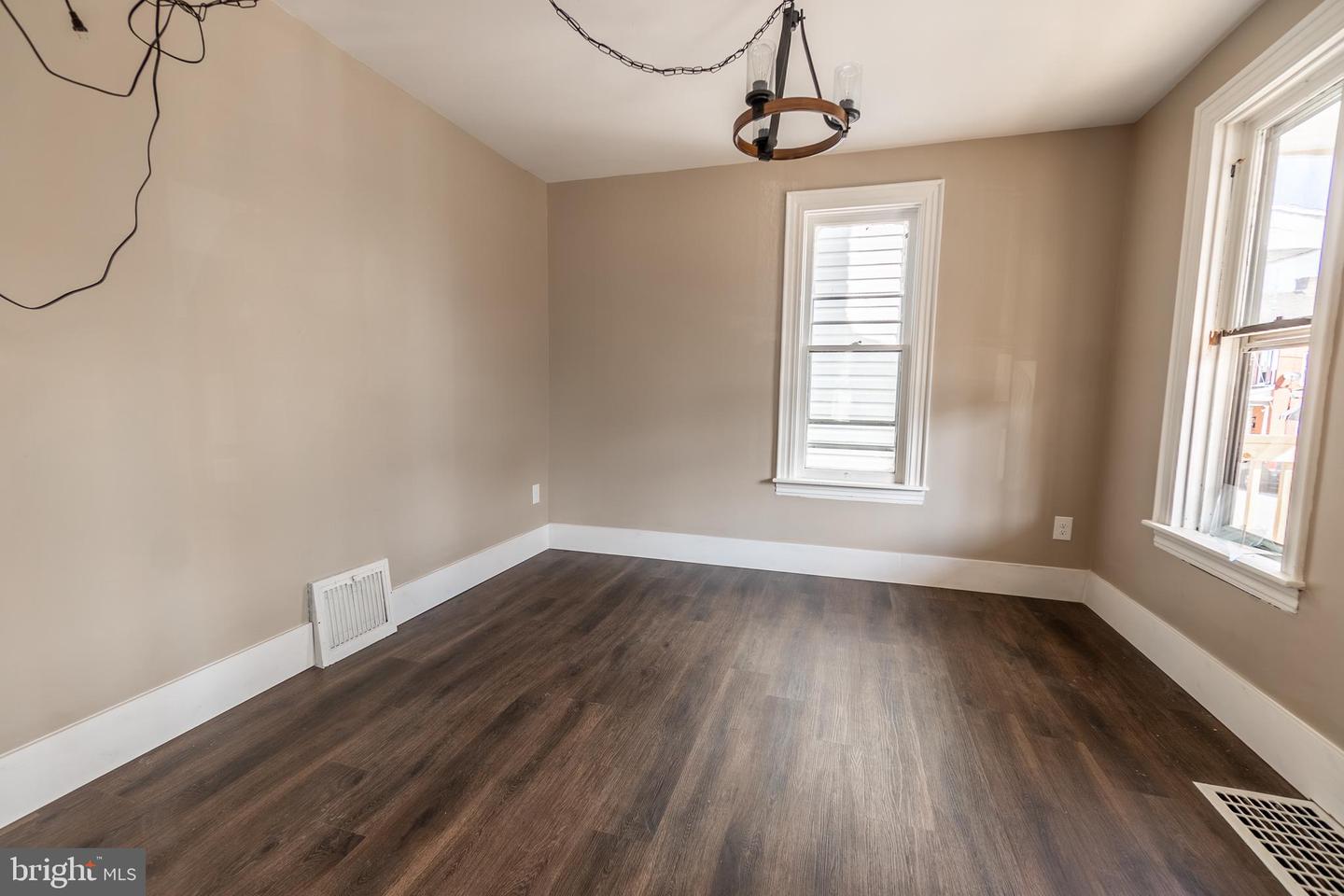 229 2nd Ave Property Photo 5