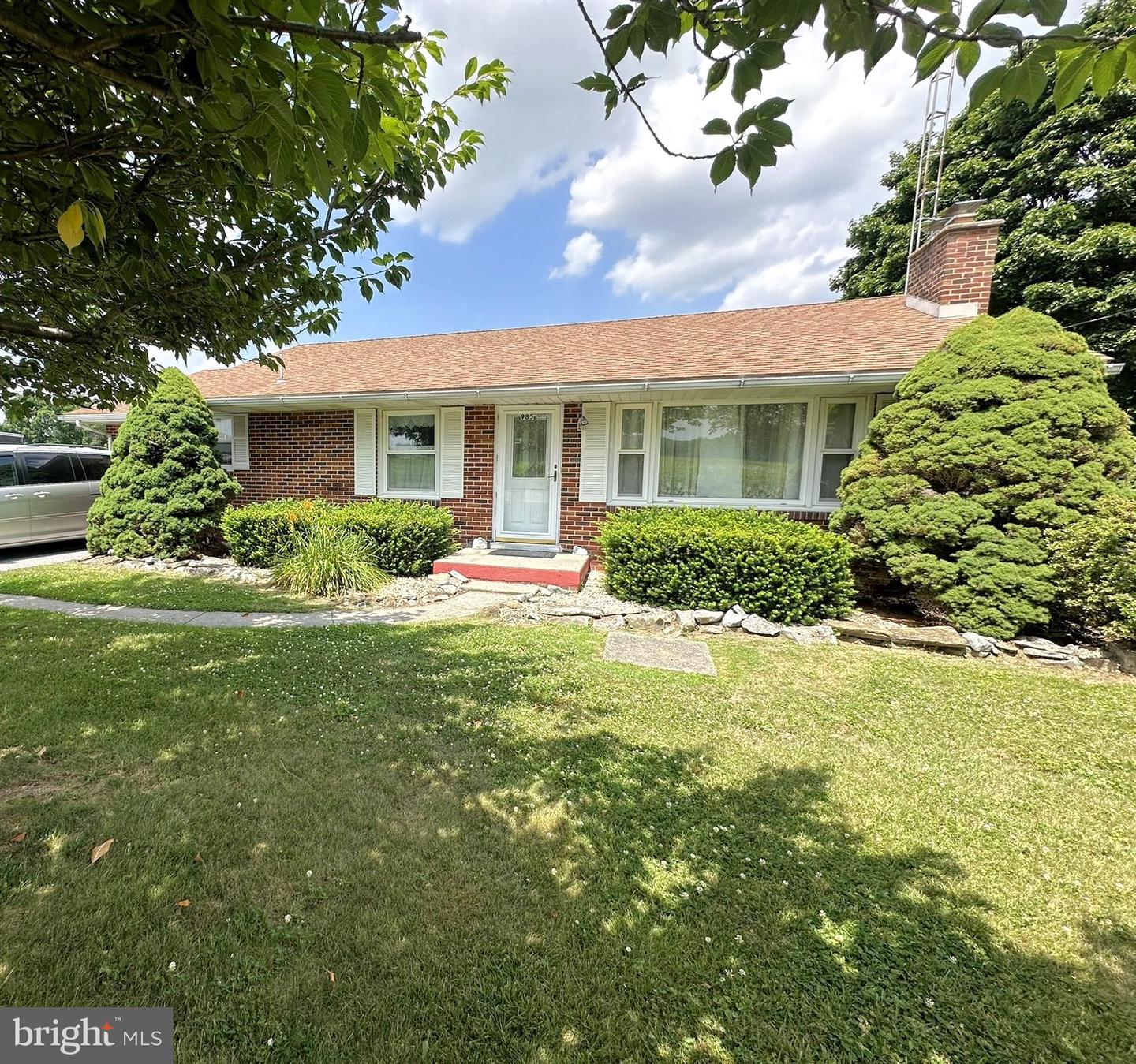985 Fairview Dr Property Photo 2