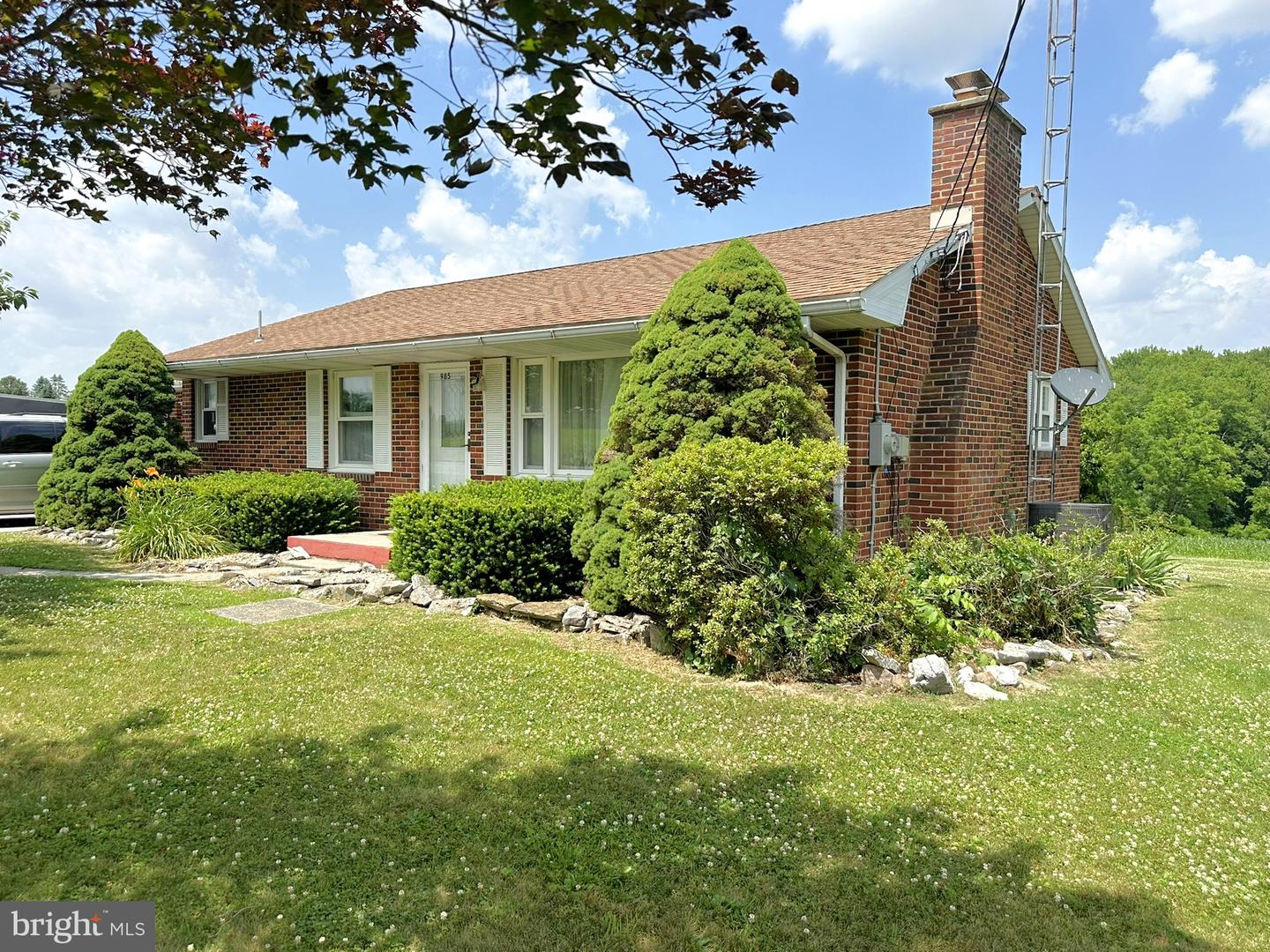 985 Fairview Dr Property Photo 3