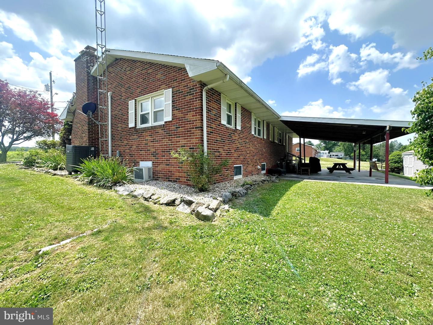 985 Fairview Dr Property Photo 5