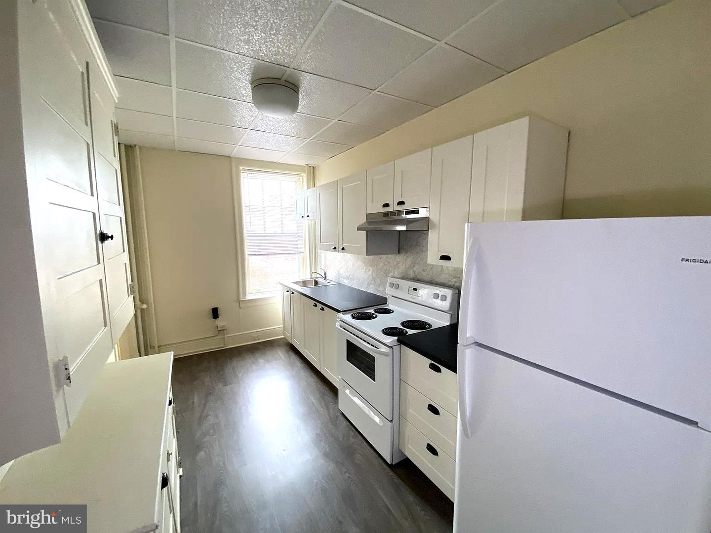 162 E Market St Property Photo 18