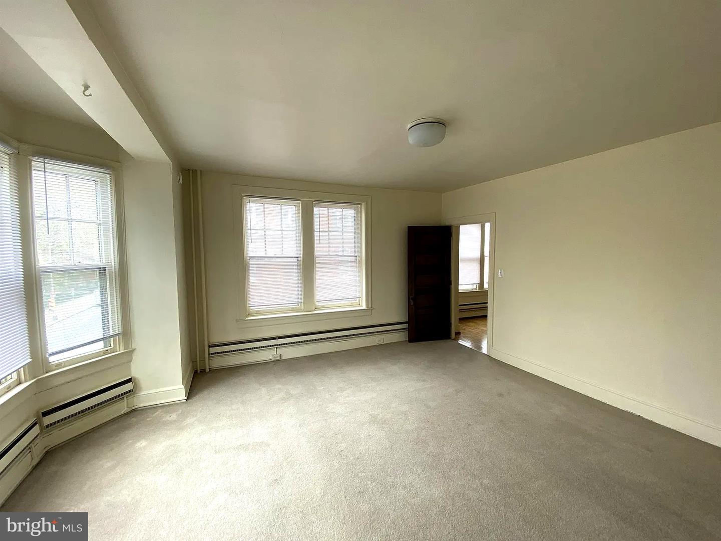 162 E Market St Property Photo 23
