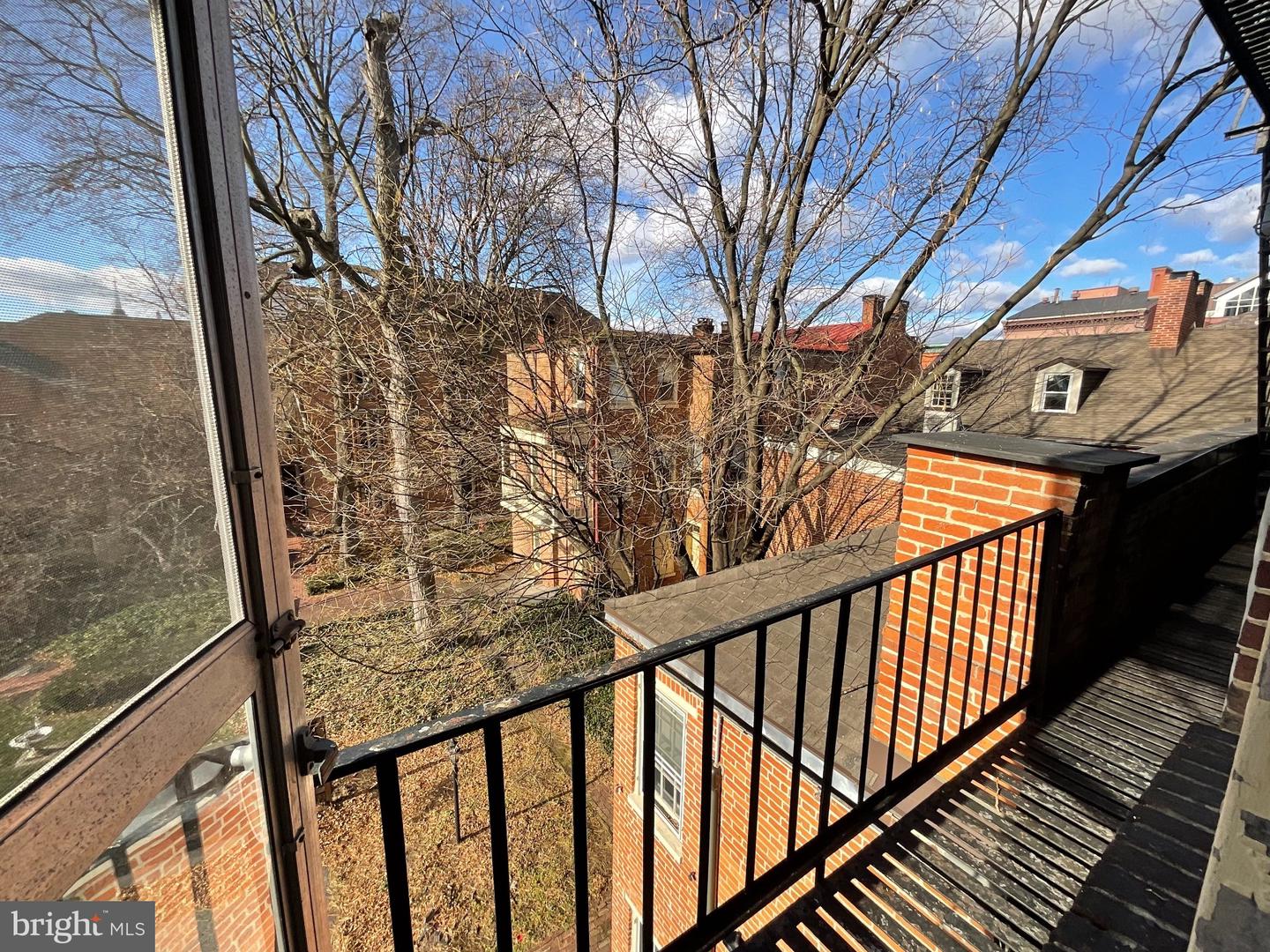 162 E Market St Property Photo 24