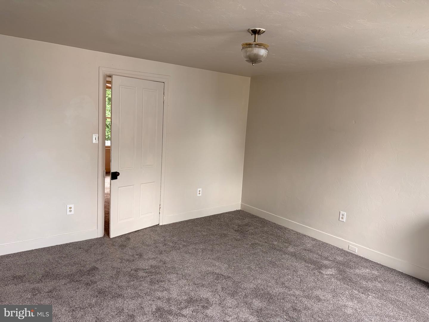 424 Smith St #second Floor Property Photo 3