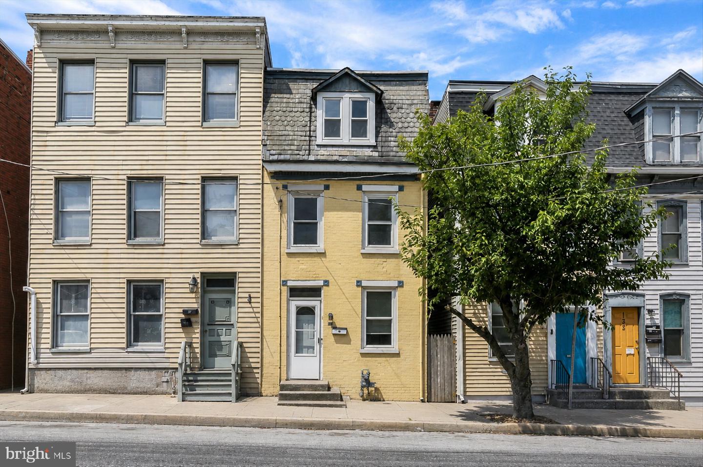 136 S Queen St Property Photo 1