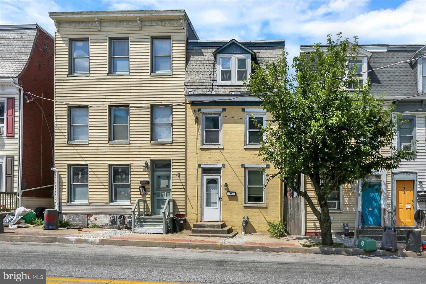 136 S Queen St Property Photo 2