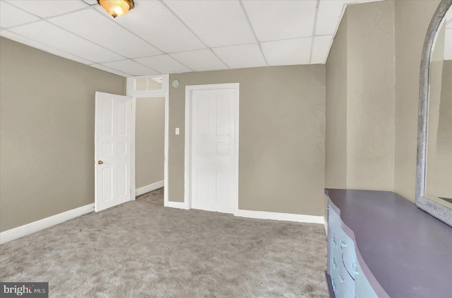 136 S Queen St Property Photo 8