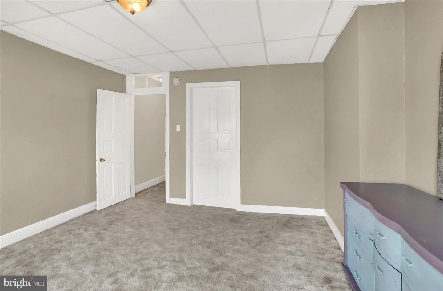 136 S Queen St Property Photo 9