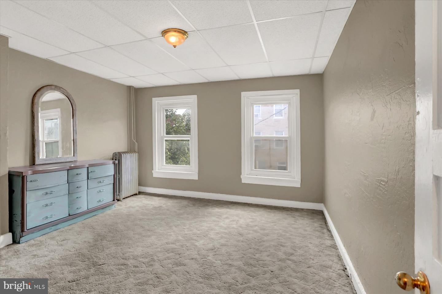 136 S Queen St Property Photo 10