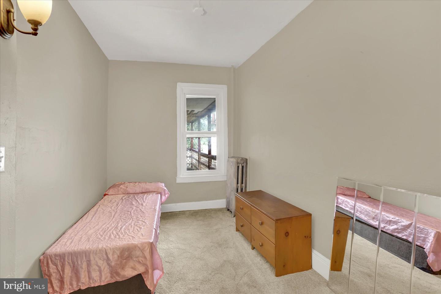 136 S Queen St Property Photo 11