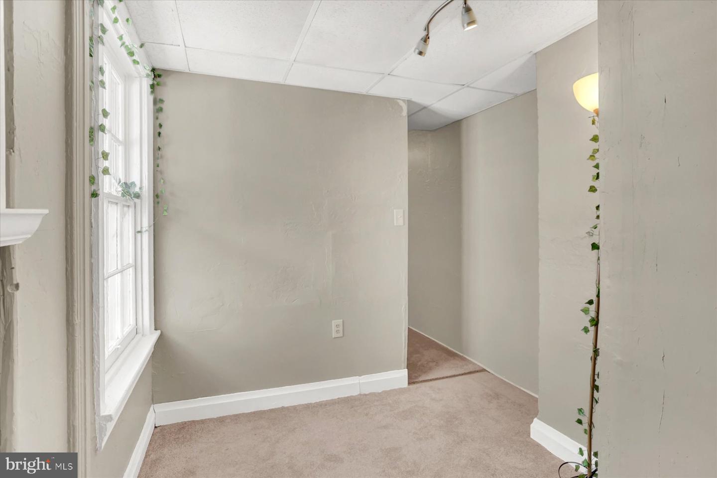 136 S Queen St Property Photo 14