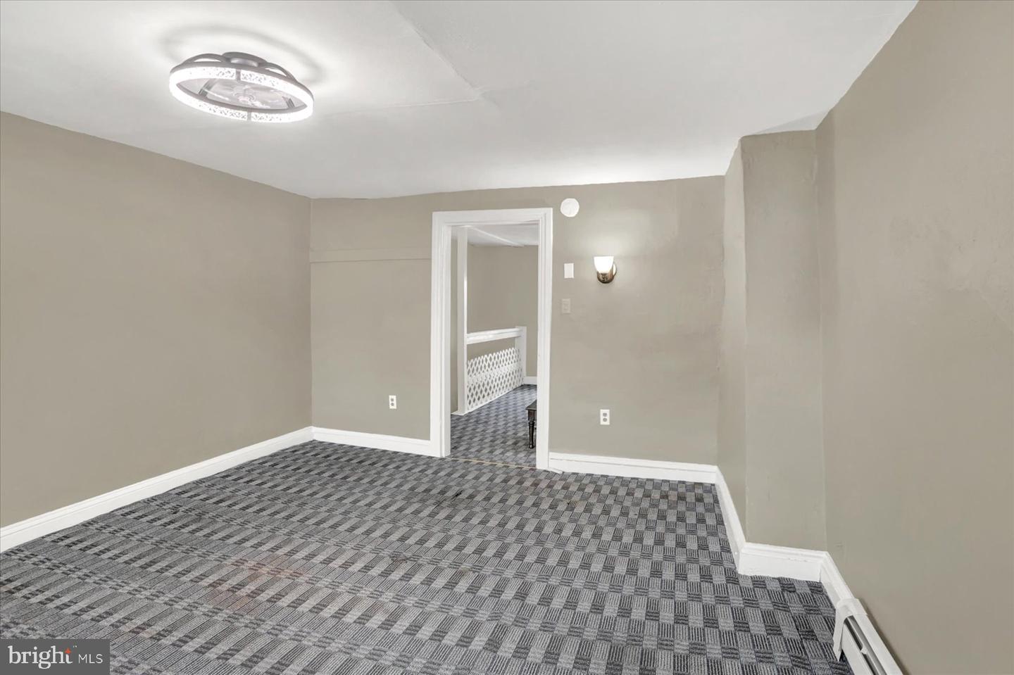 136 S Queen St Property Photo 18