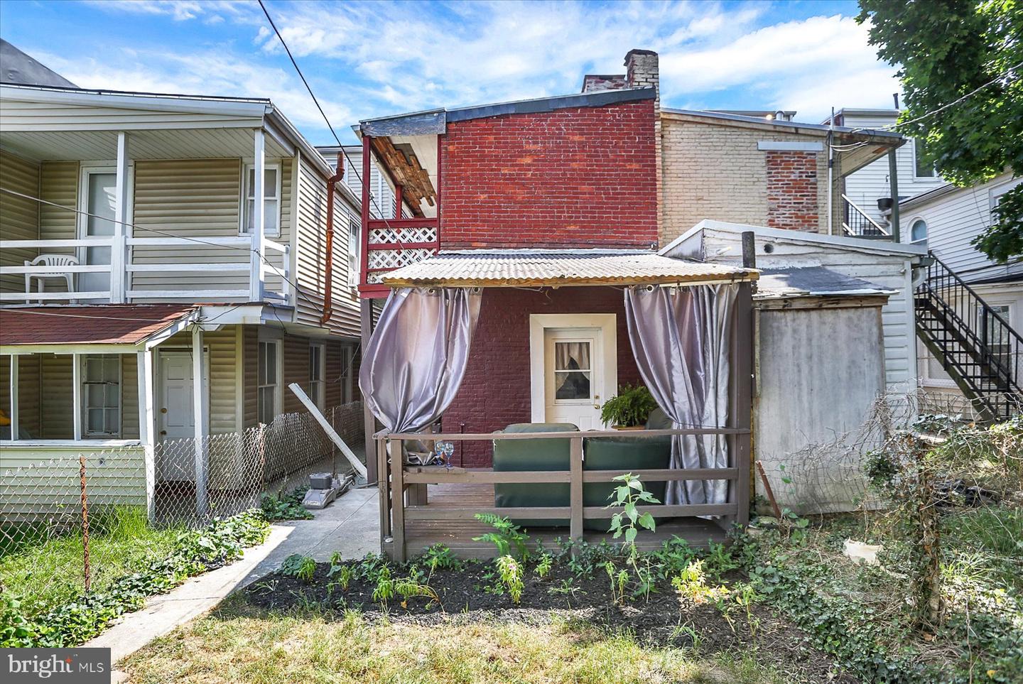 136 S Queen St Property Photo 27