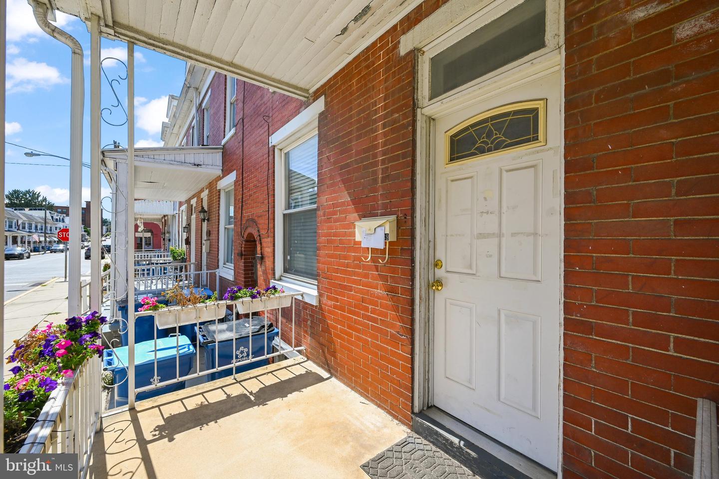 1039 W Poplar St Property Photo 3