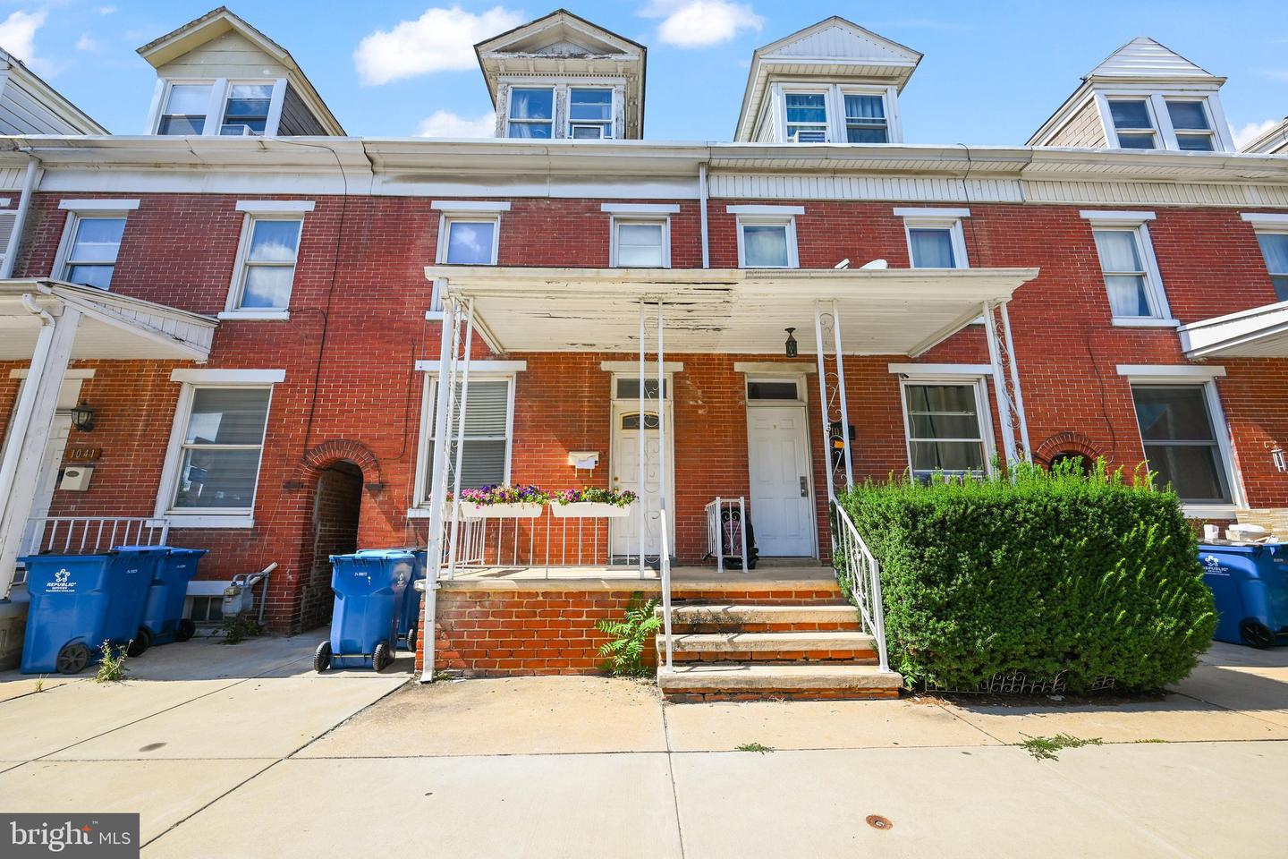 1039 W Poplar St Property Photo 4